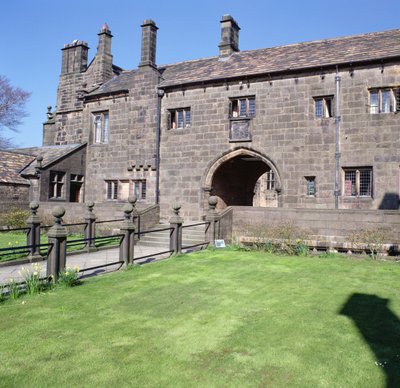 Udsigt over den ydre gårdhave, færdiggjort af Thomas Hoghton i 1565 af English School